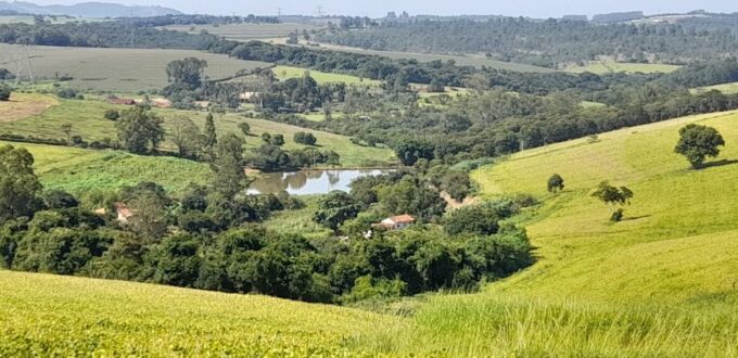 Area rural com agua frente rodovia