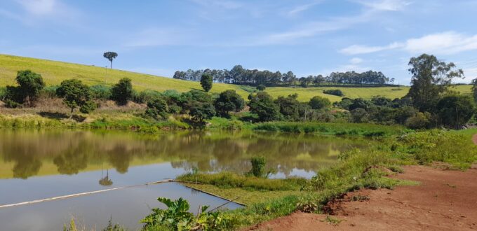 Area rural com agua frente rodovia