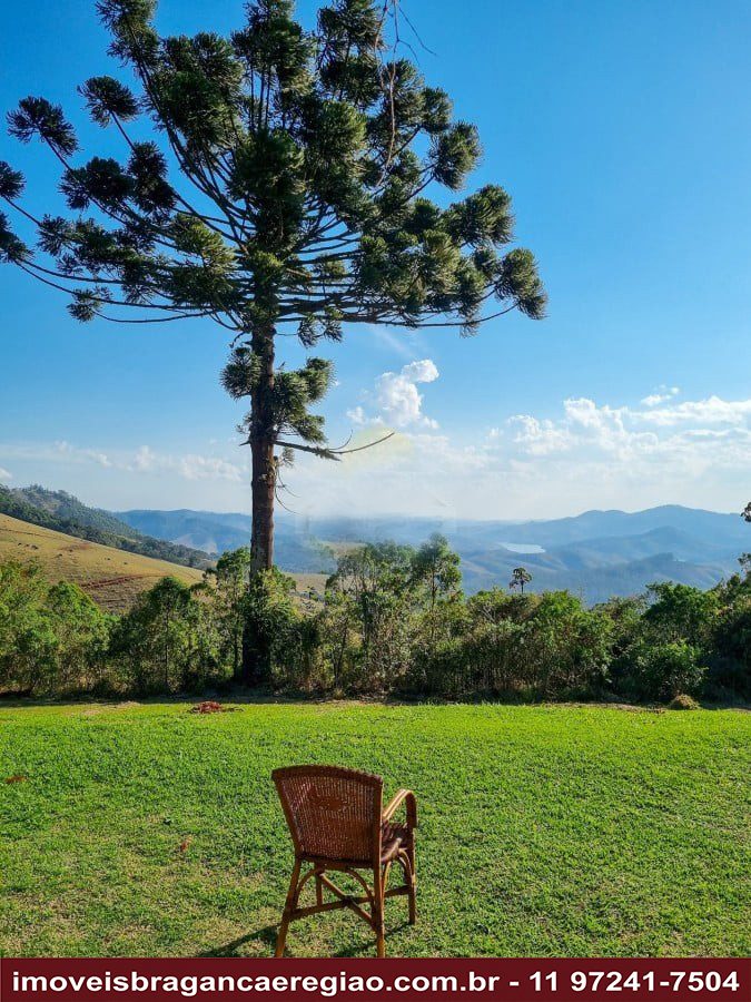 Sítio Serra da Mantiqueira - Características do imóvel 33 alqueires (798.600m²) de terreno, sendo 30 alqueires reflorestados e 3 de pasto 470m² de área construída Localizado a 1.180m de altitude, com clima ameno e vista deslumbrante R$ 2.800.000,00 – Documentação em fase final de regularização (CAR e INCRA) Casa Sede 4 suítes amplas Sala e cozinha integradas e equipadas Sala de ginástica Área gourmet com churrasqueira e vista panorâmica Wi-Fi e sinal de celular Casa de Hóspedes 2 dormitórios 2 banheiros Sala e cozinha rústicas Nascente de água cristalina ao lado da varanda Destaques Naturais Lago com água corrente, ideal para banho e pesca Duas cachoeiras privativas Trilhas, mirantes e floresta de araucárias Capela privativa para momentos de fé e introspecção Localização 110km de São Paulo e Campinas 33km do centro de Piracaia (23km de estrada de terra) 17km de Joanópolis Acesso apenas com veículo 4x4 Um verdadeiro paraíso para quem busca contato com a natureza, qualidade de vida e privacidade. Ideal para moradia, turismo ecológico, pousada boutique ou retiro espiritual.